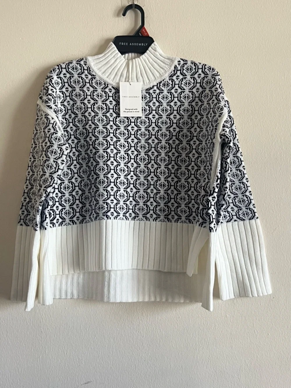Free Assembly Women's Black & White Patterned Mock Neck Sweater Size Medium New
